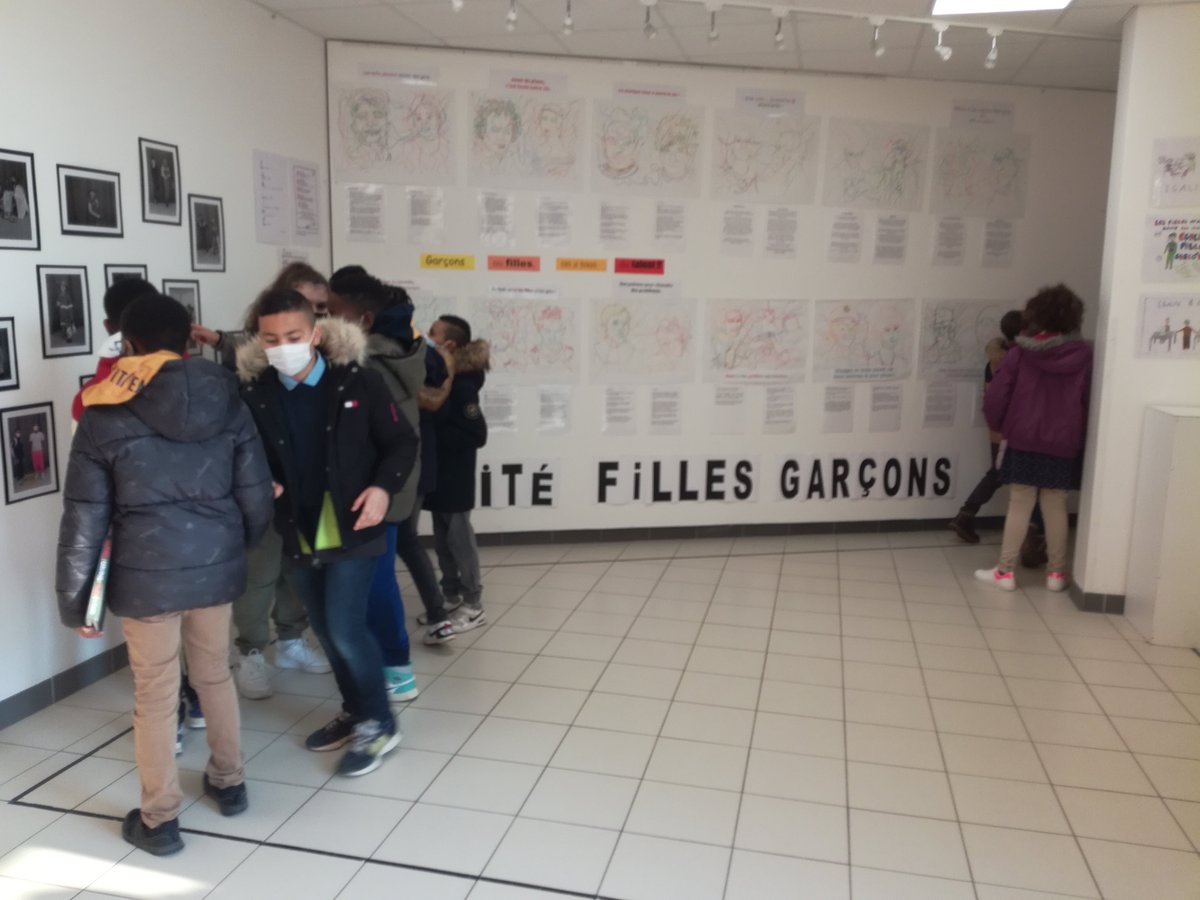 CollegelouiseM's tweet photo. Coup d'envoi avec les lectures des élèves de CM2 du réseau devant les collégiens. #EgaliteFH https://t.co/cujFkrWzmw