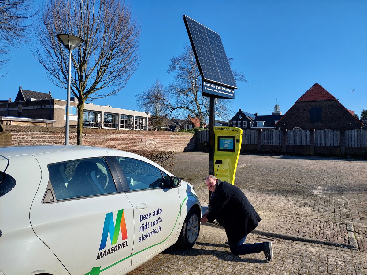 Gem_Maasdriel's tweet photo. Op de parkeerplaats naast het gemeentehuis pomp je gratis de banden van jouw auto op. ‘De Slimme Bandenpomp’ is gratis én makkelijk te gebruiken. Door elke 2 maanden de bandenspanning te checken bespaar je brandstof, CO2-uitstoot en voorkom je onnodige slijtage aan de banden. https://t.co/24e8whEH27