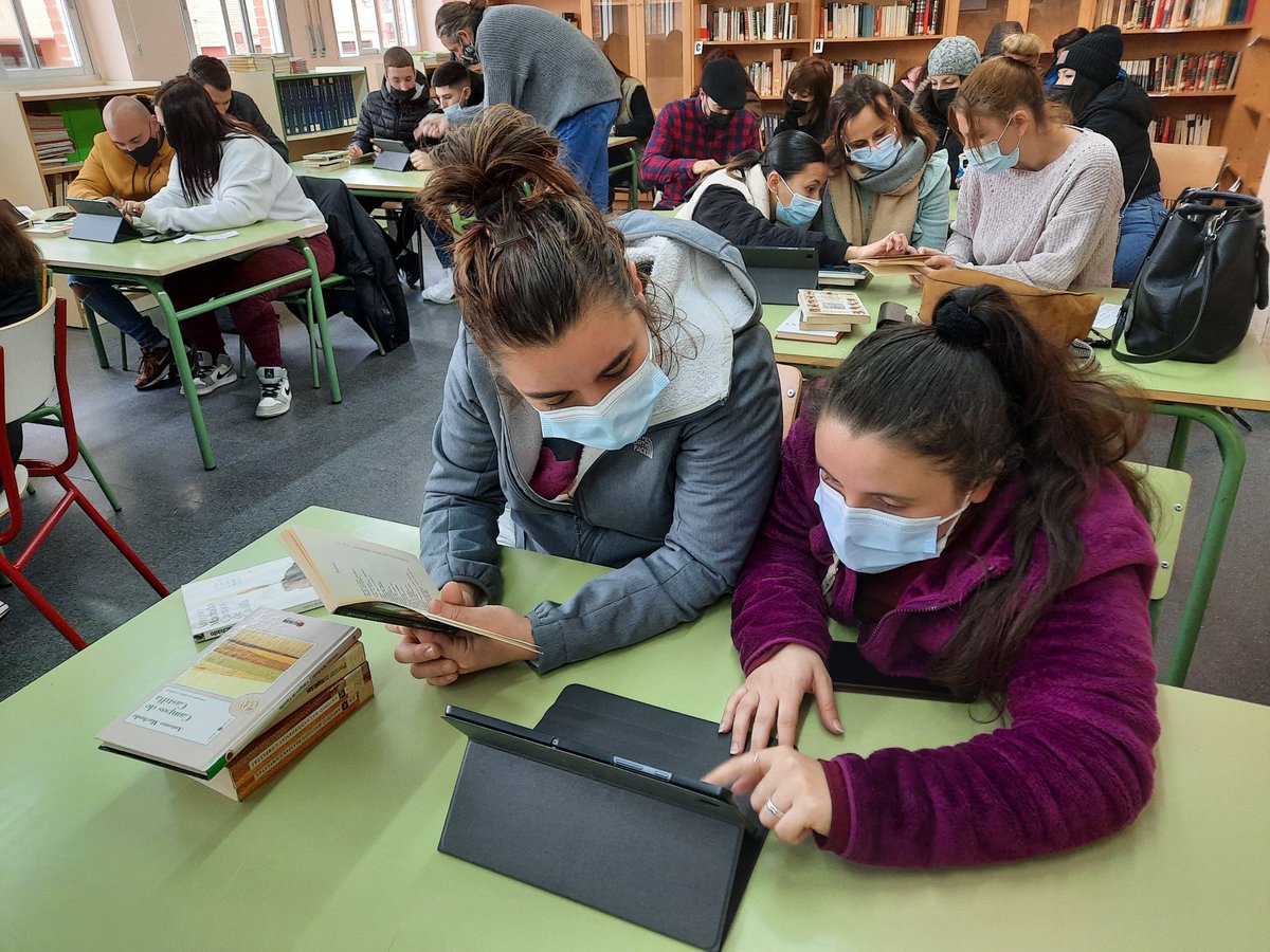 cepafuenla's tweet photo. Rubén, Sergio, Carolina y Jessica catologan obras de la biblioteca de @cepafuenla. Tablets para registrar los datos online = Desarrollo de Competencia Digital. Nuevos aprendizajes implican nuevos conocimientos y destrezas. #FreireExperience @sanz_ismael
@vicente_alcaniz https://t.co/3bVIdbbp1m