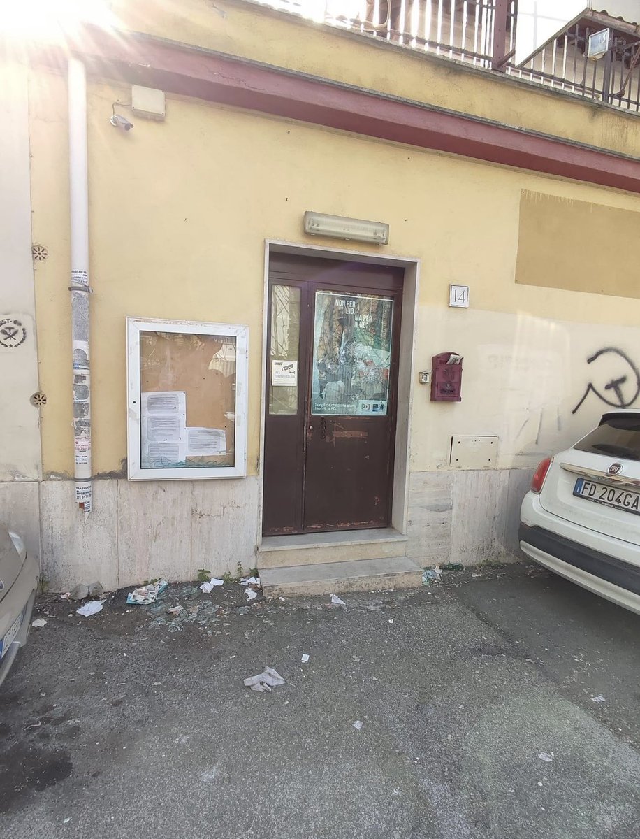 MAXVALERIANI's tweet photo. Ho iniziato la mia giornata qui a Centocelle, per vedere con i miei occhi cosa hanno scritto sui muri e come hanno prodotto danni al circolo PD. Siete degli esseri infami e non fate paura a nessuno.
#orgoglioPD https://t.co/jChLjlT9O4