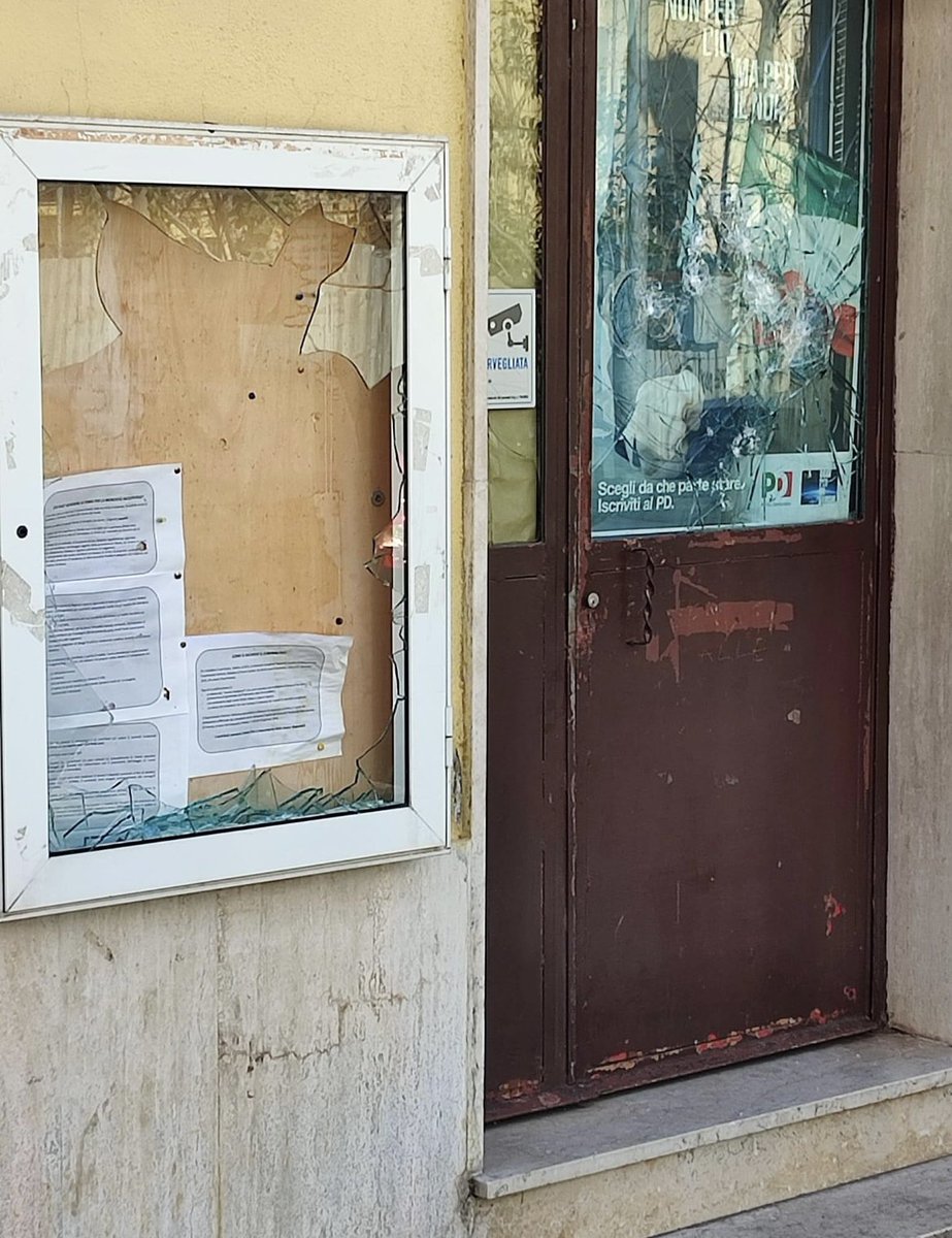 MAXVALERIANI's tweet photo. Ho iniziato la mia giornata qui a Centocelle, per vedere con i miei occhi cosa hanno scritto sui muri e come hanno prodotto danni al circolo PD. Siete degli esseri infami e non fate paura a nessuno.
#orgoglioPD https://t.co/jChLjlT9O4