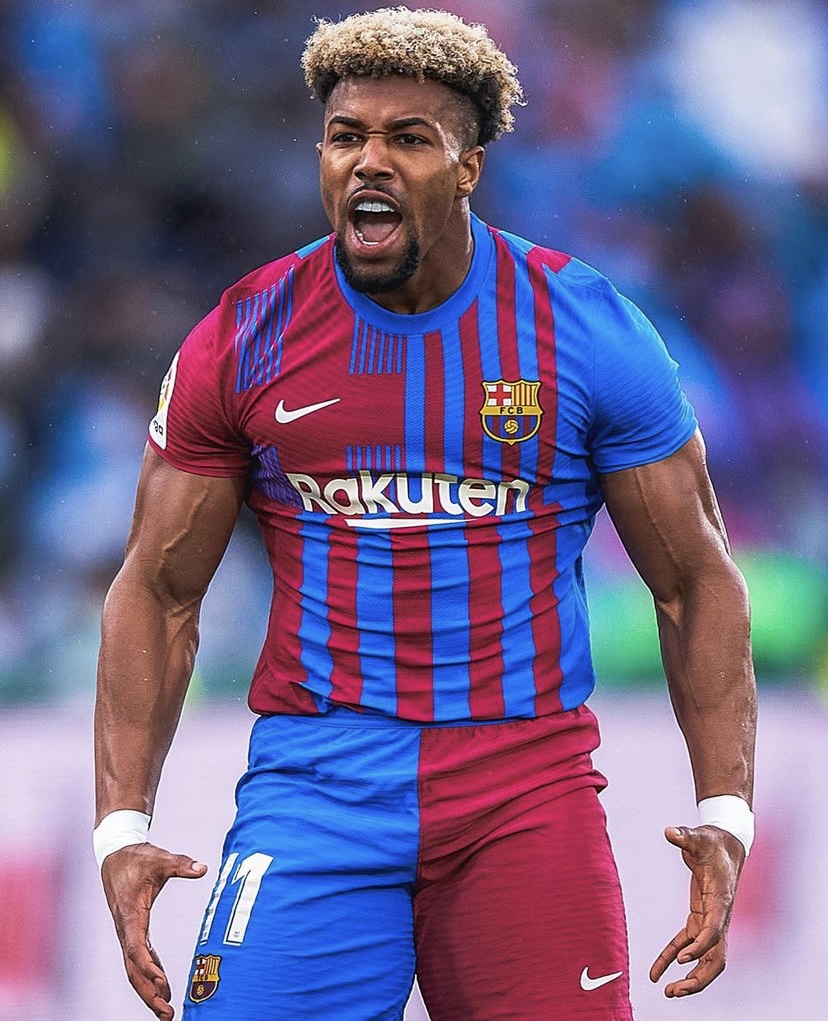 433's tweet photo. Good that the @FCBarcelona jersey stretches along 😳💪 https://t.co/74snoMtGcj