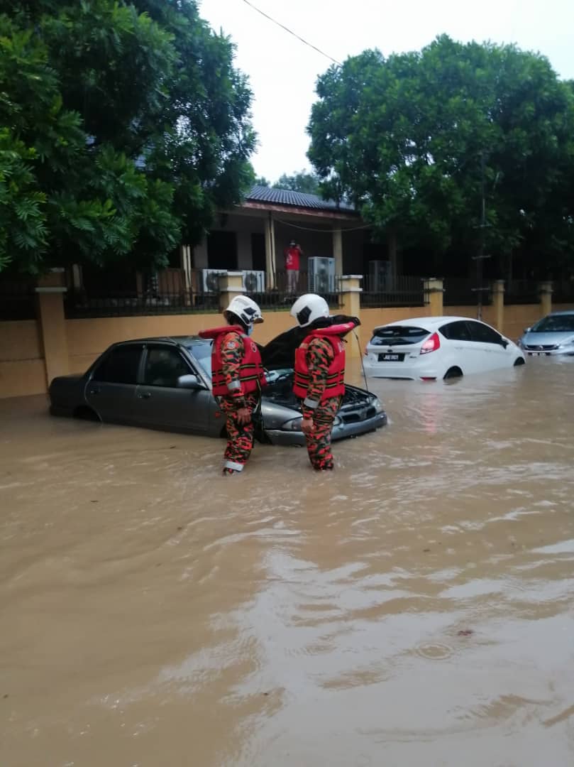 nrdpzi's tweet photo. @IsmailSabri60 @bombaJBPM @APMtwiter BOMBA bertungkus lumus melakukan penyelamatan banjir kilat di KL (Tadika Ruskani JKR Jln Cheras) https://t.co/yWFJNcL6xJ