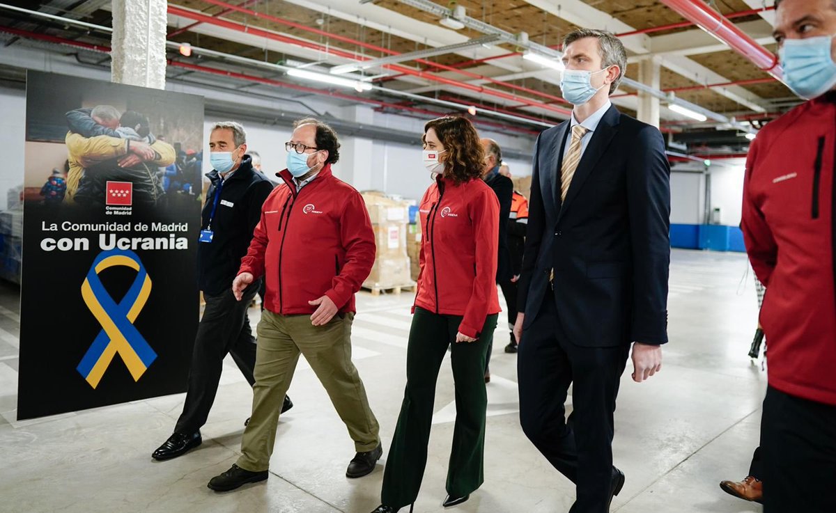 IdiazAyuso's tweet photo. El Zendal tiene un almacén de más de 5.000m2 donde organizamos el envío de material humanitario a Ucrania.

La solidaridad de Madrid es una vez más, emocionante. 

Junto a las camas de 22 hospitales más (1.500 en total) está la ayuda para vivienda, colegios, transportes… https://t.co/IIzUYtFO4b
