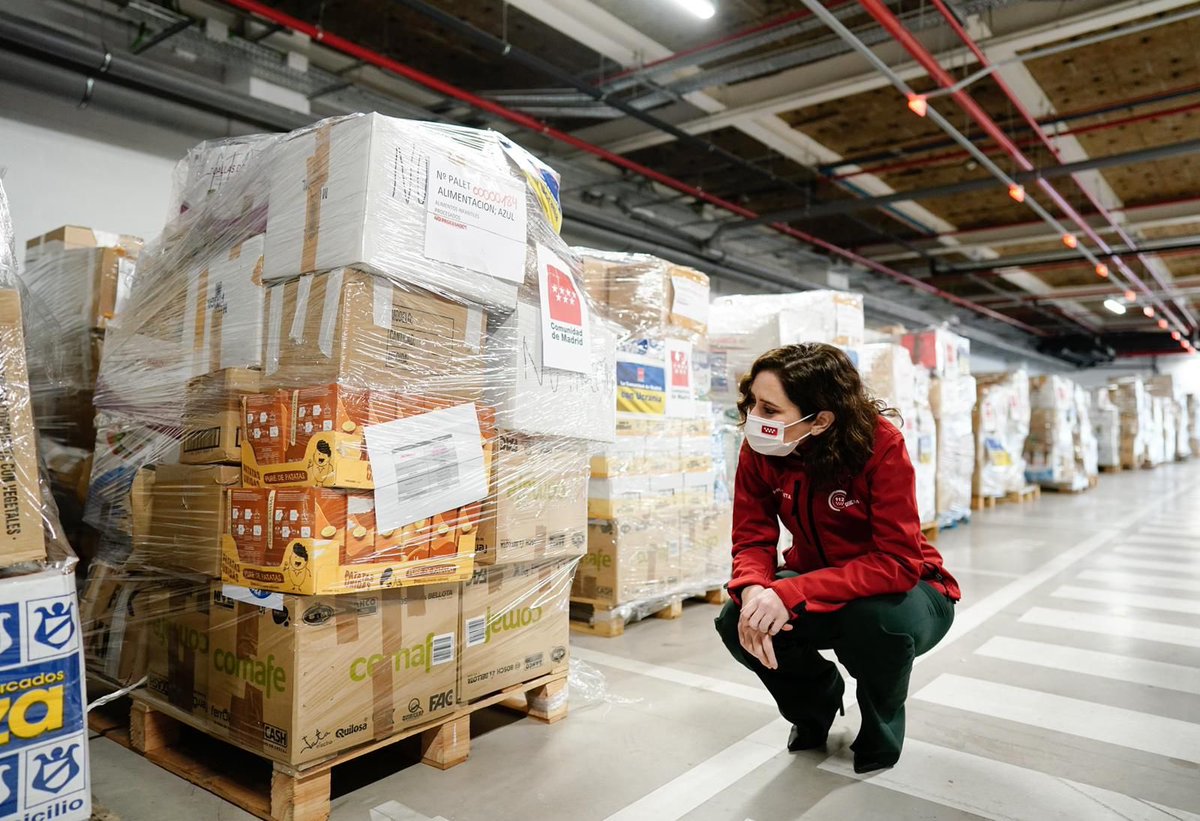 IdiazAyuso's tweet photo. El Zendal tiene un almacén de más de 5.000m2 donde organizamos el envío de material humanitario a Ucrania.

La solidaridad de Madrid es una vez más, emocionante. 

Junto a las camas de 22 hospitales más (1.500 en total) está la ayuda para vivienda, colegios, transportes… https://t.co/IIzUYtFO4b