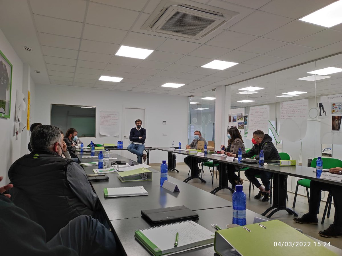 es_reca's tweet photo. Reunirse es un comienzo; 
Permanecer juntos es un progreso;
Trabajar juntos constituye el éxito.
Seguimos realizando la formación de Learn to Lead. https://t.co/PnSao5OBDb
