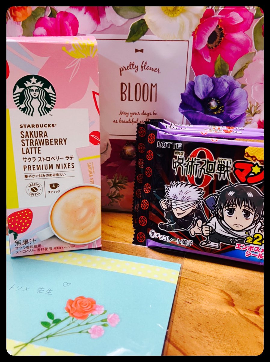 帰宅したら編集部からお手紙とプレゼント届いてました!!ありがとうございます!スタバのサクラ苺ラテとまだ関西で売ってない呪0チョコーーーッ!!しかも傑&amp;ミミナナ…あと通常呪チョコでは来なかったメカ丸まで来た…嬉しい😭サクラ苺ラテと一緒に美味しく頂きました🙏🙏🙏 