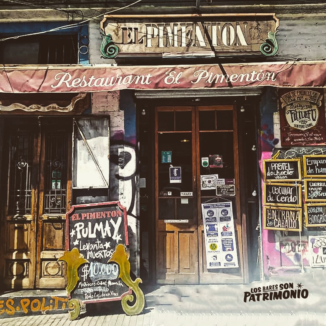 losbaresonpatr1's tweet photo. "Conspiración y resistencia entre Empanda y Vino Tino" reza un cartel en la entrada, evocando épocas donde se llamaba Restaurante "Triunfo", eso hasta el 2009 cuando toma su nombre actual. Manteniendo ese espíritu @pimentonvalpo evoca la buena mesa y conversa tan propio de Valpo https://t.co/uJo5IWxao7