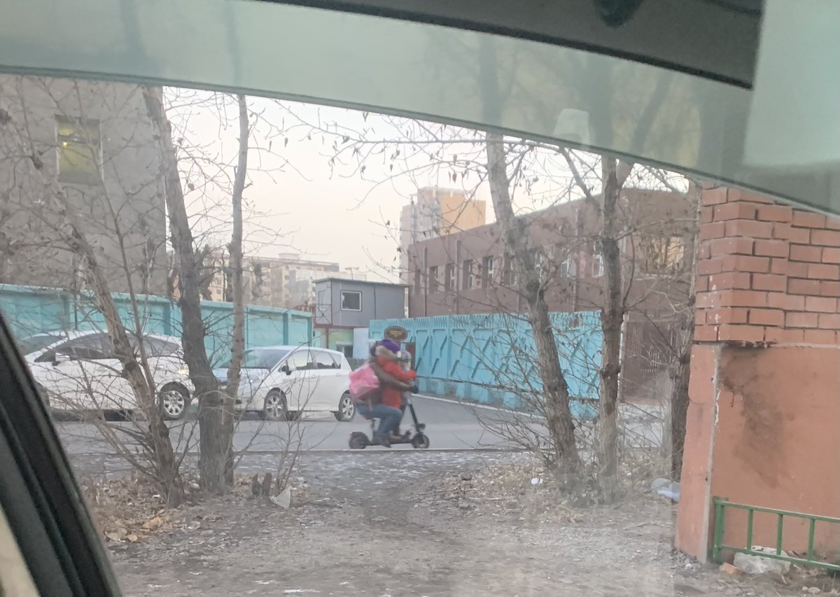 Нээх хөөрхөн 2 хүүхдээ суулгаж яваа аав түгжрээг үл тоон сайхан явж бдаг шүү