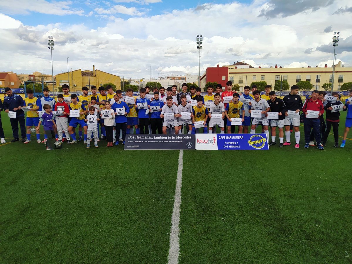 Rocieraoficial's tweet photo. Ojalá sea la última vez que tengamos que mostrar este mensaje 

NO A LA GUERRA 🕊

Desde el club mandamos todo nuestro apoyo al pueblo ucraniano 🇺🇦

#SomosBarrio #SomosCantera https://t.co/IK1JAk9vfQ