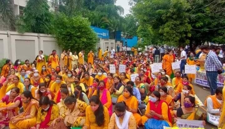 चयनित शिक्षकों की समस्याओं का समाधान अभी तक नहीं किया गया है। 30594 पर भर्ती निकली थी, जिसमें करीब 13500 नियुक्त हुए हैं,बाकी सीट पर वेटिंग अभ्यर्थियों को तत्काल मौका दिया जाए। जिनकी नियुक्ति हुई है उनका 100% मानदेय तत्काल रूप से शुरू किया जाए।
<a href="/ChouhanShivraj/">Shivraj Singh Chouhan</a> <a href="/Indersinghsjp/">इन्दरसिंह परमार</a>