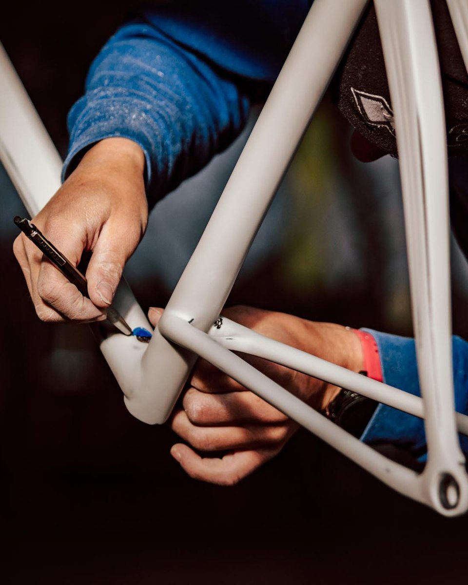 👨🏼‍🎨 ' Officine Mattio est une marque italienne où tous les vélos sont faits main dans les usines italiennes proche de Cuneo. Leur philosophie est de créer des pièces uniques de haute qualité répondant aux exigences et profils de chacun des cyclistes.'