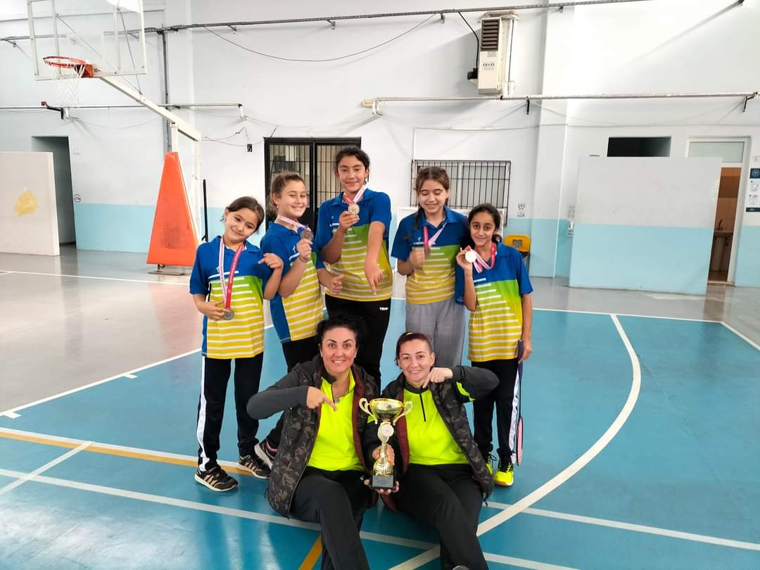 İzmir Küçük Kızlar İl Birinciliği bizimdir🎉🎊🏸🥰🏆🏆Sporcularımızı ve kendimizi tebrik ediyoruz🙃😊😌🥰♥️🙏💐
Oğan Timinci Ortaokulu