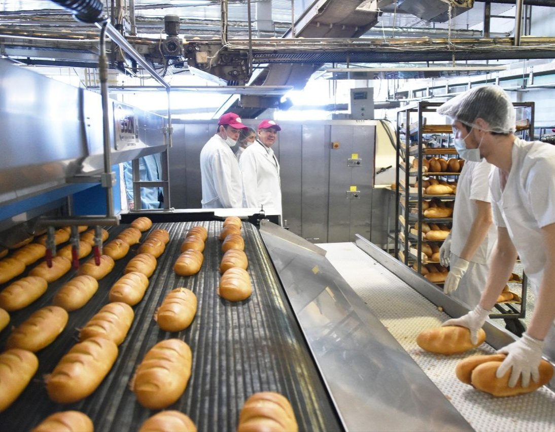 Проверили работу казанских предприятий по производству молочной и хлебобулочной продукции. По всем основным продовольственным продуктам мы полностью себя обеспечиваем! Будем и дальше поддерживать развитие наших производств!