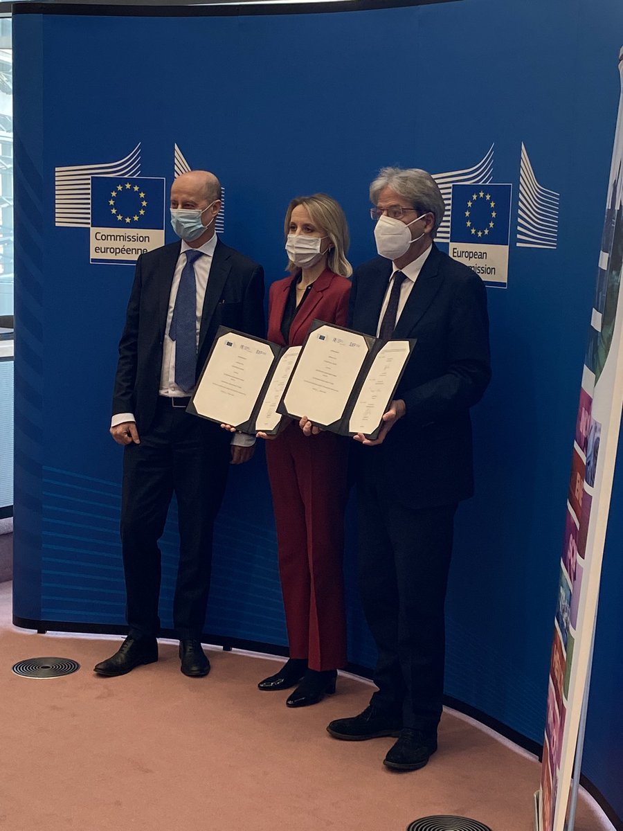 MarcinWolskiEIB's tweet photo. #investEU is reality now, @EU_Commission @EIB and @EIF_EU has just signed the agreement that will define investment landscape in #EUrope for the next years. https://t.co/V6QqiF6l0d