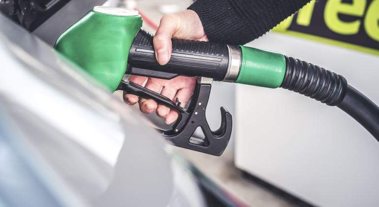 elEconomistaes's tweet photo. ⛽️Llenar el depósito de gasolina ya puede costar más de 100 euros

⛽️El diésel alcanza un precio máximo de 1,8 euros y la gasolina de 1,9 euros por litro

https://t.co/xqEWhnATDE https://t.co/6jFBLpCMIm