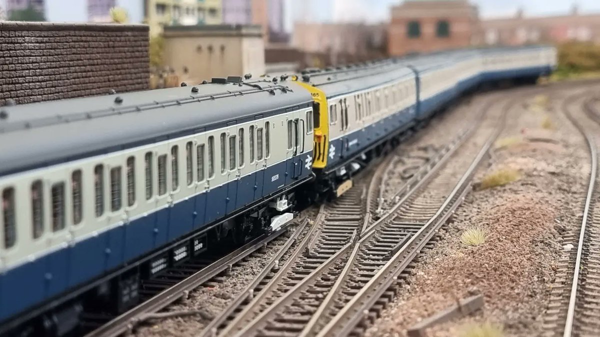 PdannyH's tweet photo. Taking a week off the workbench so resharing some old posts &amp; unshared footage/images. For the #twittermodeltrainshow I ran my kit built Ayjay Models #4EPB &amp; RTR Bachmann #2EPB @NSE_Latchmere. Both EPBs are yet to be weathered but run well together #TMRGUK #VariousMultipleUnits https://t.co/rhhsRSMZyz