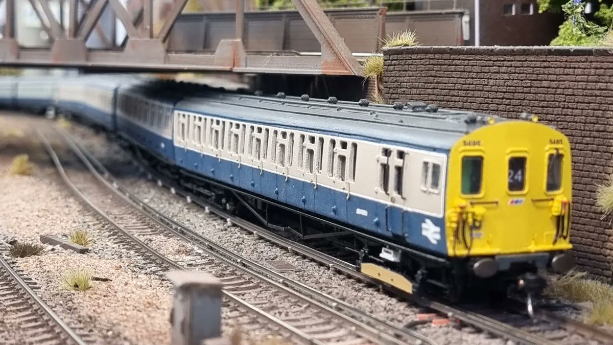 PdannyH's tweet photo. Taking a week off the workbench so resharing some old posts &amp; unshared footage/images. For the #twittermodeltrainshow I ran my kit built Ayjay Models #4EPB &amp; RTR Bachmann #2EPB @NSE_Latchmere. Both EPBs are yet to be weathered but run well together #TMRGUK #VariousMultipleUnits https://t.co/rhhsRSMZyz