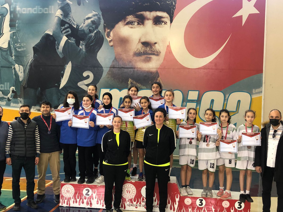 Manisa da gerçekleştirilen Okul Sporları Küçükler Kız ve Erkek Badminton Grup Müsabakaları sona erdi. 
Küçük kızlar kategorisinde birinci İzmir Oğan Timinci Ortaokulu,  28-31 Mart 2022 tarihlerinde Elazığ'da yapılacak Türkiye Şampiyonasına katılmaya hak kazandı.