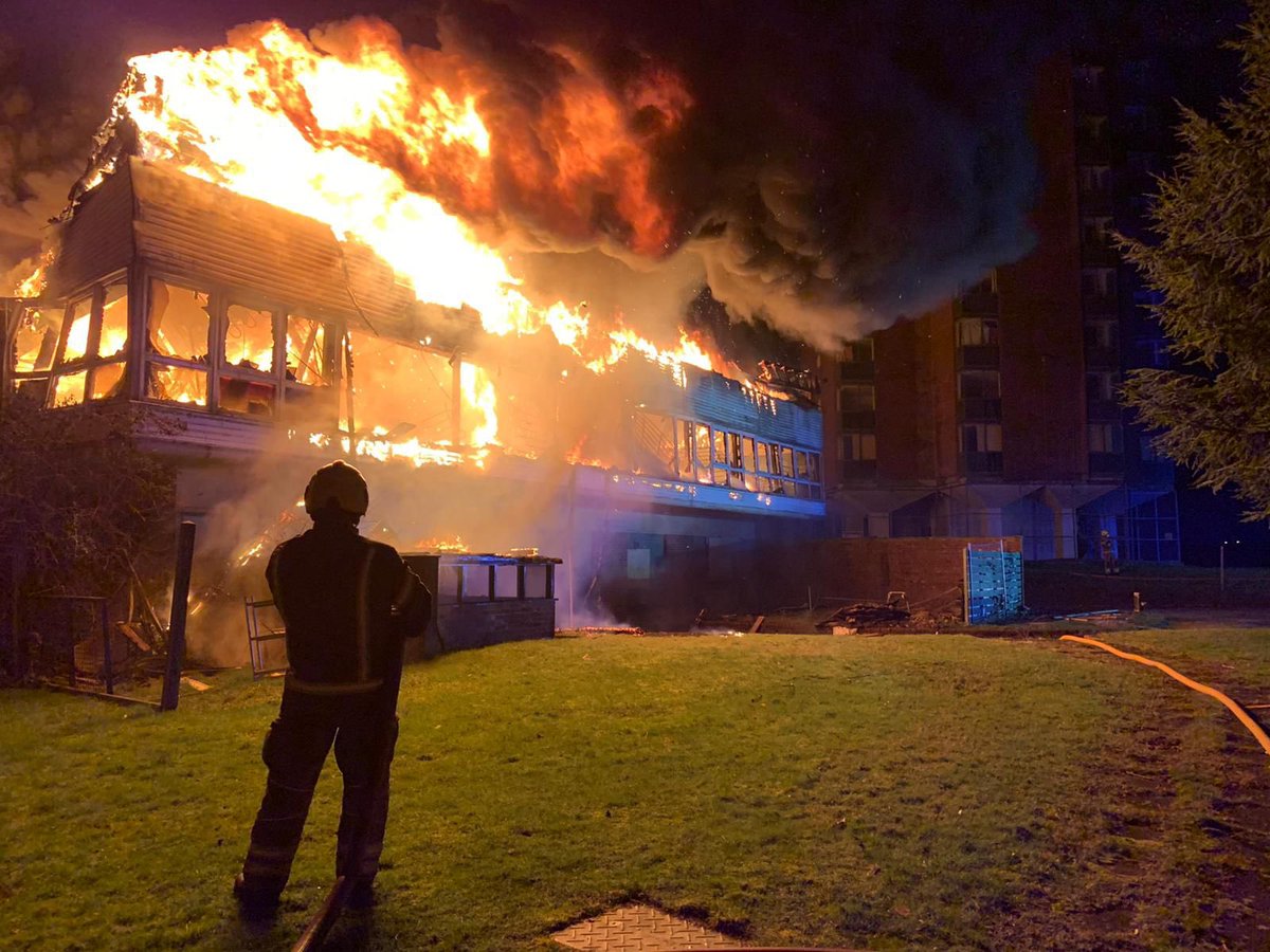 FireGerrardsX's tweet photo. Dramatic photos from an incident on 2nd March at Wilton Park in Beaconsfield.
⠀
Ten appliances attended with crews from Buckinghamshire, Berkshire and Oxfordshire.
⠀
Crews fought for a number of hours to stop this fire from spreading to the neighbouring buildings @Bucksfire https://t.co/gh8QWbow8X