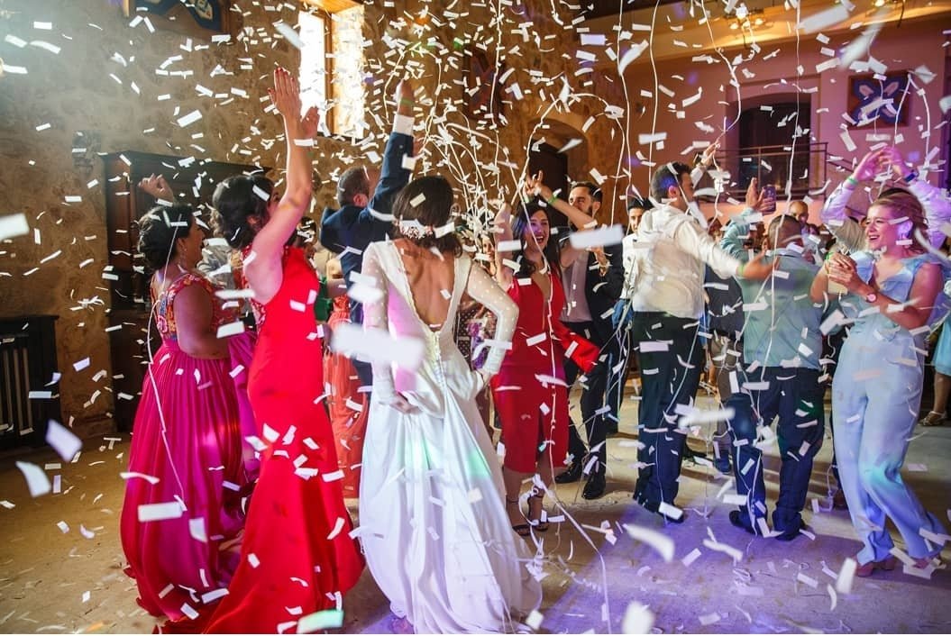 ¿Quieres una lluvia de confeti 🎉y serpentinas 🎊en tu boda? Lo puedes poner de el color que quieras, blanco, multicolor, metalizado...Consulta disponibilidad 📅 y presupuesto.