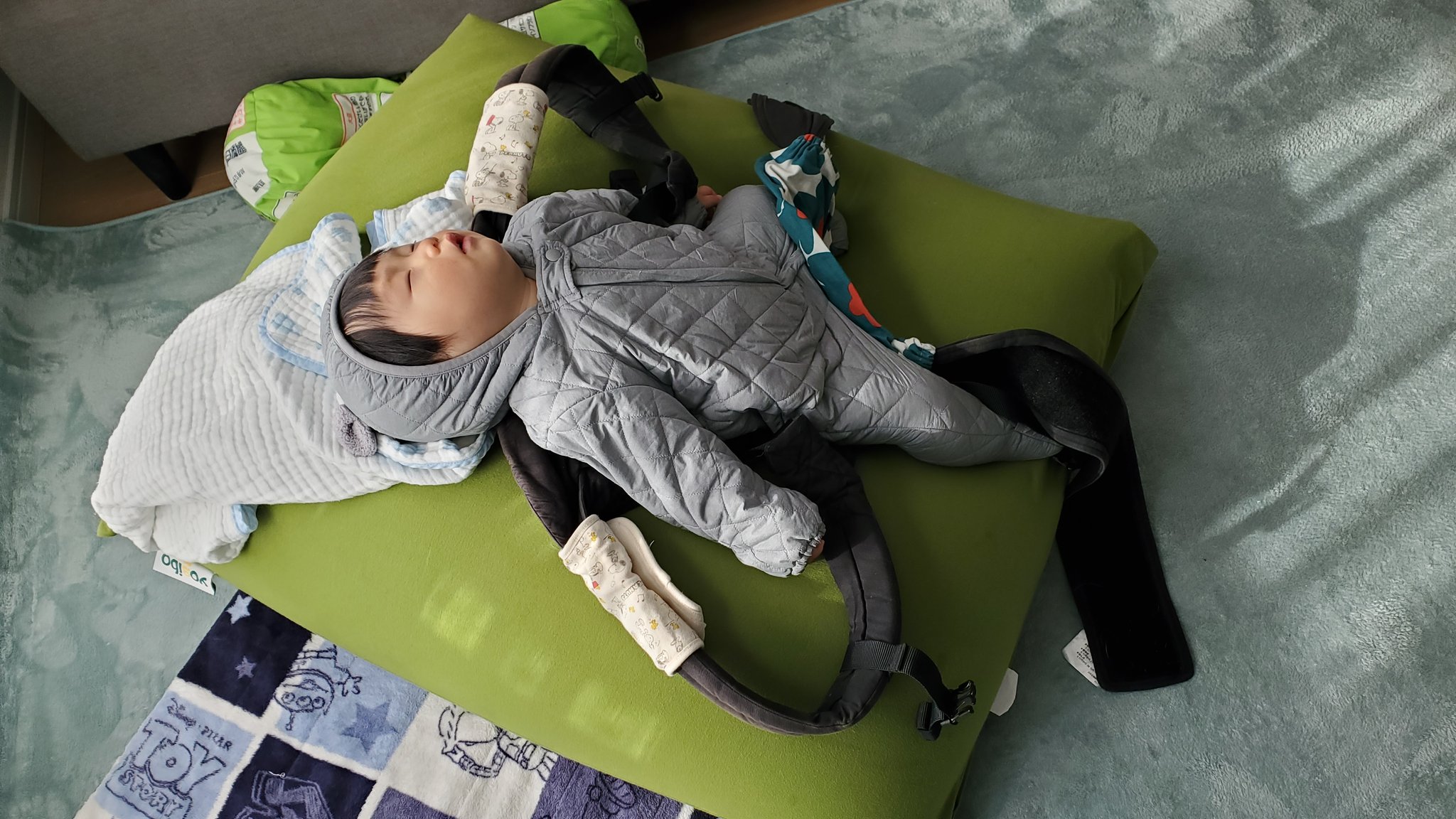 Koshiro No Kainushi Yogiboの使い方其の壱 散歩帰りに寝てしまった息子を抱っこ紐から開放 ヨギボーのある生活 赤ちゃん 散歩中に居眠り 抱っこ紐 T Co A0fwfngq1q Twitter