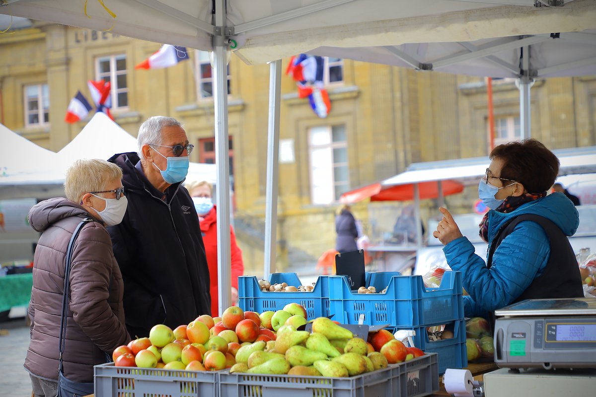 VilledeCMz's tweet photo. 🍏Le mois de mars signe le grand retour des marchés des producteurs de pays à @VilledeCMz !
RDV place Ducale dès 15 h ce vendredi 11 mars pour des achats gourmands et en circuits courts…😋
📆 Toutes les dates : https://t.co/abOMLvJMYl https://t.co/kba7wK1dxE