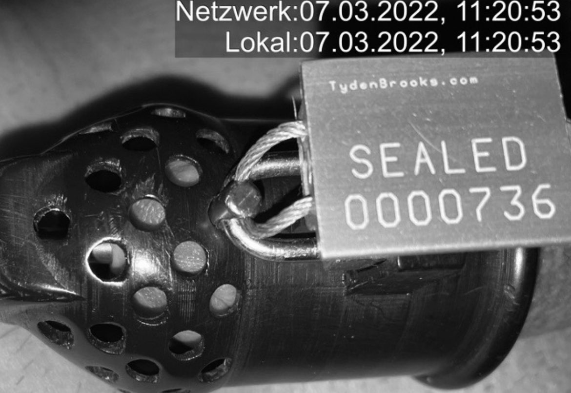 GentleChastity's tweet photo. Bereits 7 Tage, 5 Stunden und 36 Minuten verschlossen und versiegelt mit #seal736.
Aktuell noch 4 weitere Tage auf dem Timer - aber das kann sich noch ändern 🙈.
#chastity #horny #single #switch #chastikey #kinky #bdsm https://t.co/ldRAj9ENg9