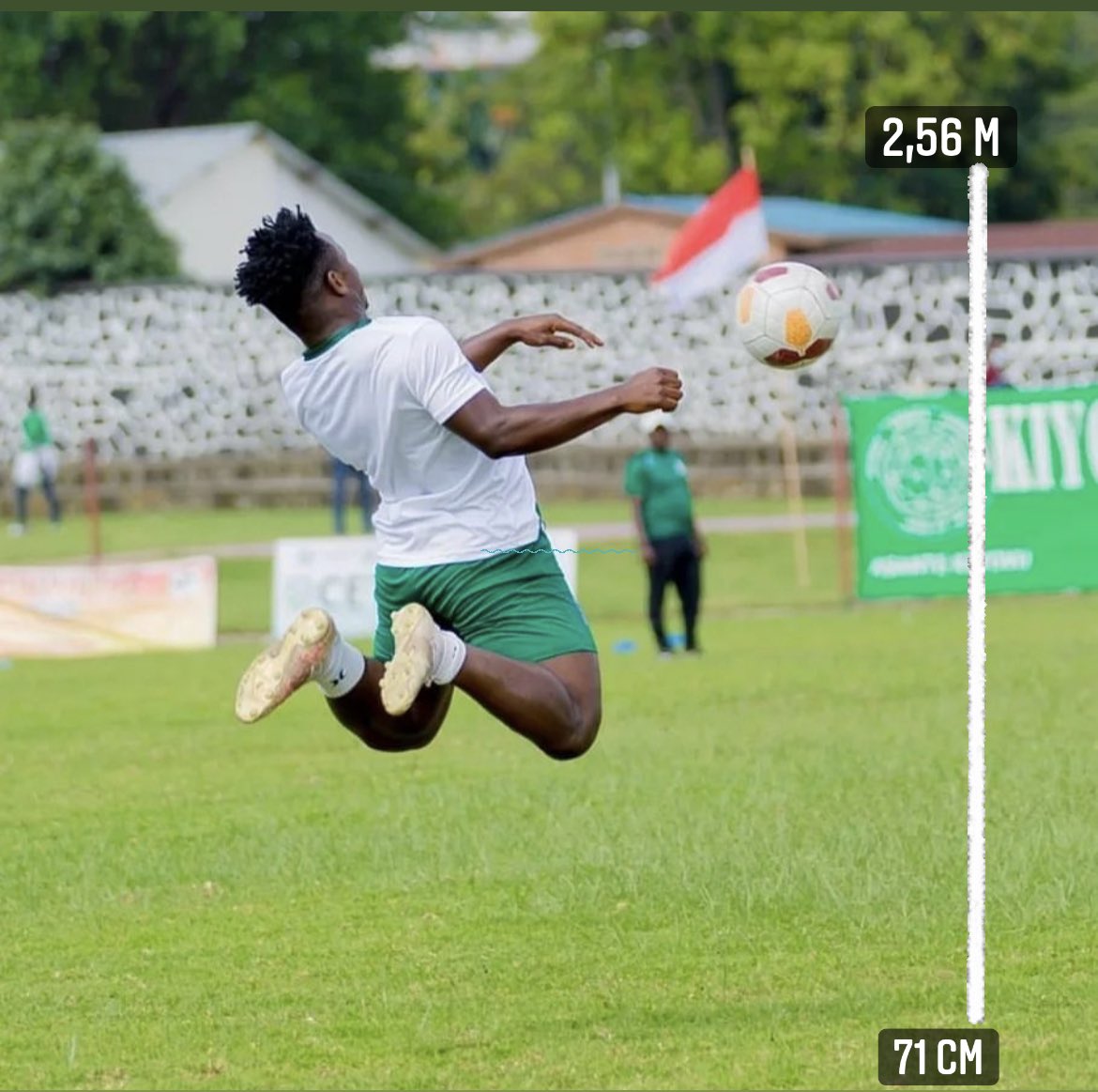 kiyovu_sports's tweet photo. 𝑯𝒆'𝒔 𝒐𝒏𝒆 𝒐𝒇 𝒐𝒖𝒓 𝒐𝒘𝒏! 🤩
#Amissi aka #Coutinho
He jumped higher than the height of the crossbar which is 8ft..
@SCKiyovuSports @Fuadi_13of @HassanMuhire1 @bbfmumwezi
#PNL⚽️ | #𝙪𝙧𝙪𝙘𝙖𝙘𝙖🍀 | #𝗸𝗶𝙮𝙤𝗩𝘂💚 https://t.co/IWW2QHxtnE