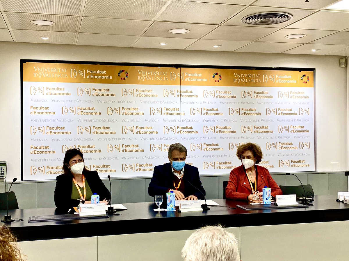 RoberiLuna's tweet photo. Comienza la #ErasmusWeek en la @FdEconomiaUV donde más de 50 profesores de otro países comparten experiencias con nuestros profesores y alumnos en las clases. #universidad #Erasmus https://t.co/ks2eCcHctk