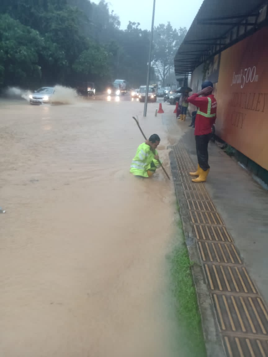 DBKL2u's tweet photo. Kaki tangan DBKL daripada Jabatan Kesihatan dan Alam Sekitar bersama Alam Flora telah mula memasuki kawasan yang terlibat bagi melakukan kerja-kerja pembersihan. https://t.co/Am4TrQXfo5