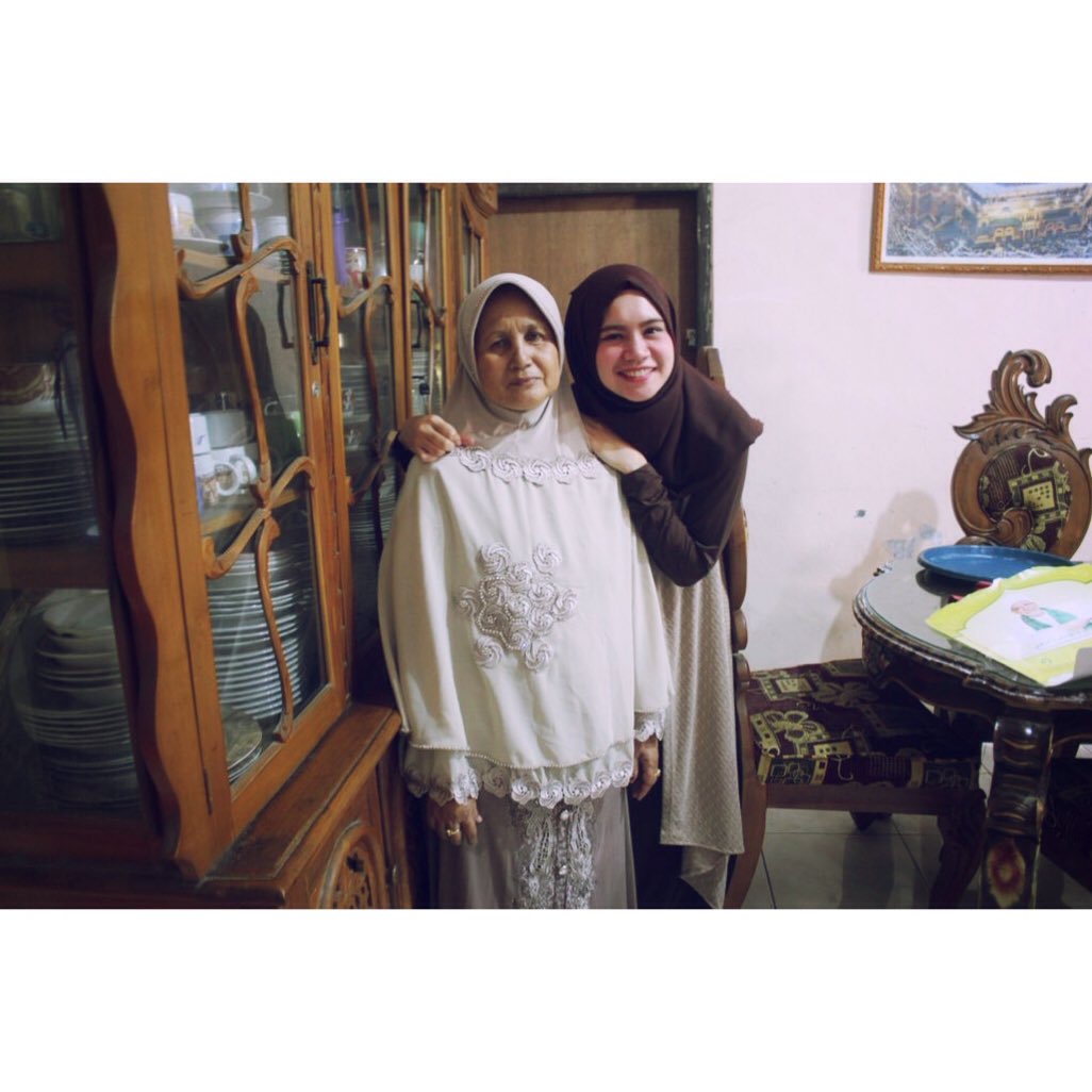 Mama ngajarin banyak hal gimana seharusnya kita hidup di dunia, tapi mama lupa ajarin dede gimana hidup tanpa mama. Berat ternyata ya mah 🥺