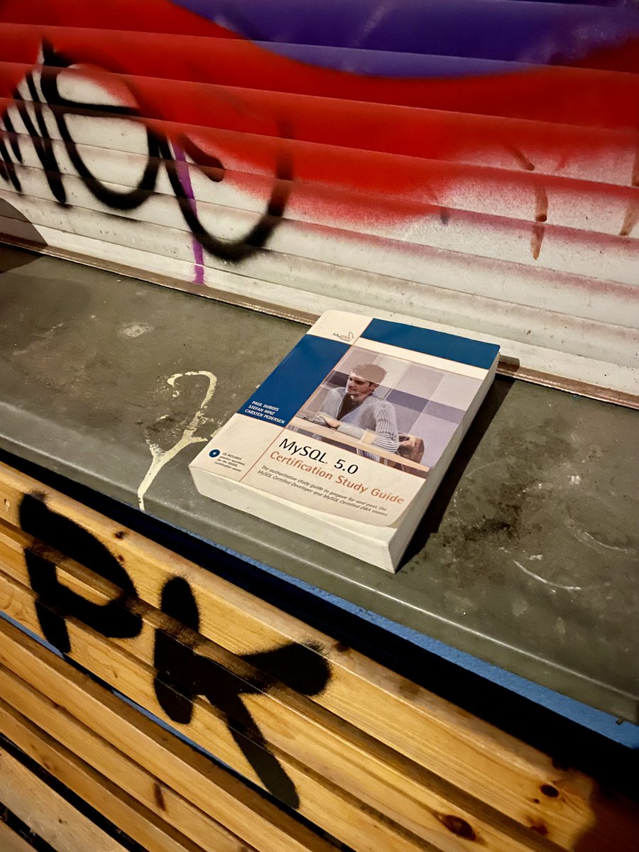applescripter's tweet photo. Berlin-Friedrichshain verteidigt Spitzenplatz bei der Digitalisierung: Neu aufgelegte Bildungskampagne #walkandlearn stärkt Datenbank-Kompetenzen der Bürger*innen vor Ort mit öffentlich zugänglichem Studienmaterial 🧑‍💻 Prüfungen immer donnerstags auf dem Boxi ab 14:15 Uhr. https://t.co/weICdkbLxZ
