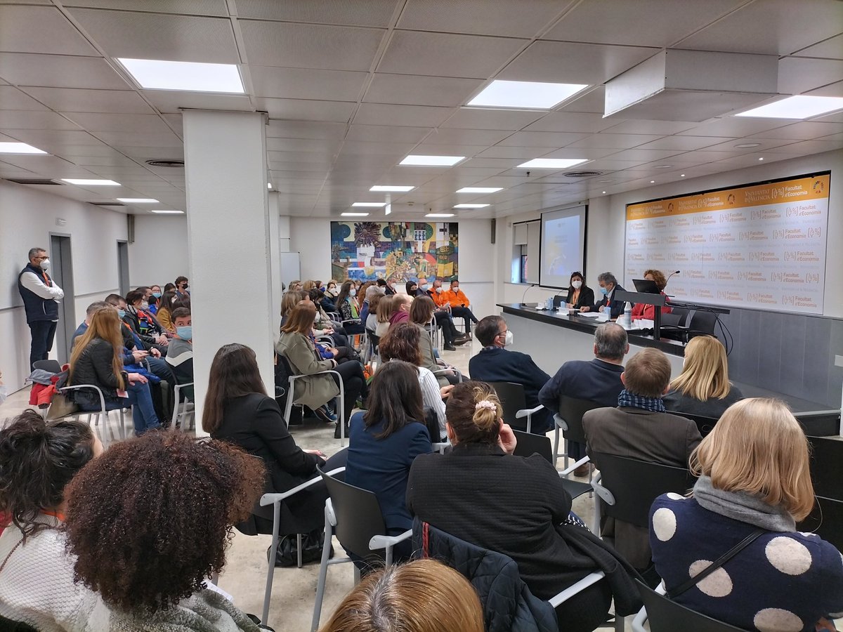 fdeconomiauv's tweet photo. #ErasmusWeek begins at @FdEconomiaUV where more than 50 teachers from other countries share #experiences with our teachers and students in the classes. https://t.co/vnW9oSRZCP