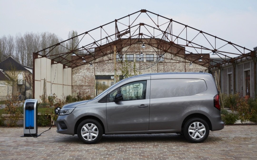 ZonInZeeland's tweet photo. @Systm_Architect De nwe @RenaultBeluxNL #Kangoo #Etech #ElectricVehicles biedt'n actieradius tot wel 300km(WLTP*) dankzij de nw ontwikkelde lithium-ion batterij met'n bruikbare cap.van45kWh. 
Eventueel tussentijds https://t.co/heBn2Ffcjj voor 170km in 30min.
Trekgew.1500kg
https://t.co/eYGzEviDZy https://t.co/RYGpiyV2N6