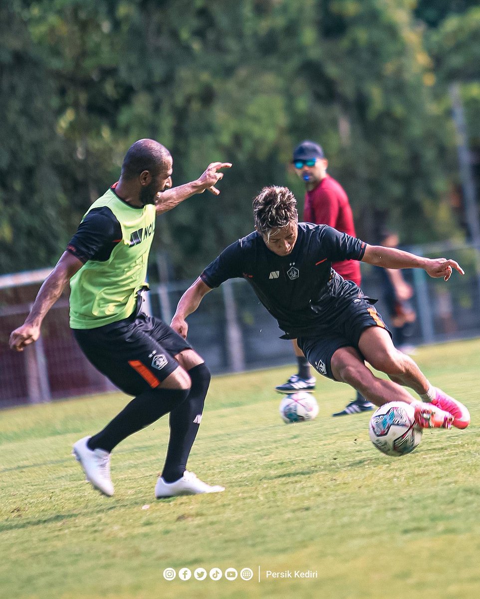 persikfckediri's tweet photo. Keringat sore di hari Senin, berlatih lebih keras untuk laga selanjutnya 💜

#Djajati
#PersikKediri https://t.co/0FZtdNCiGs