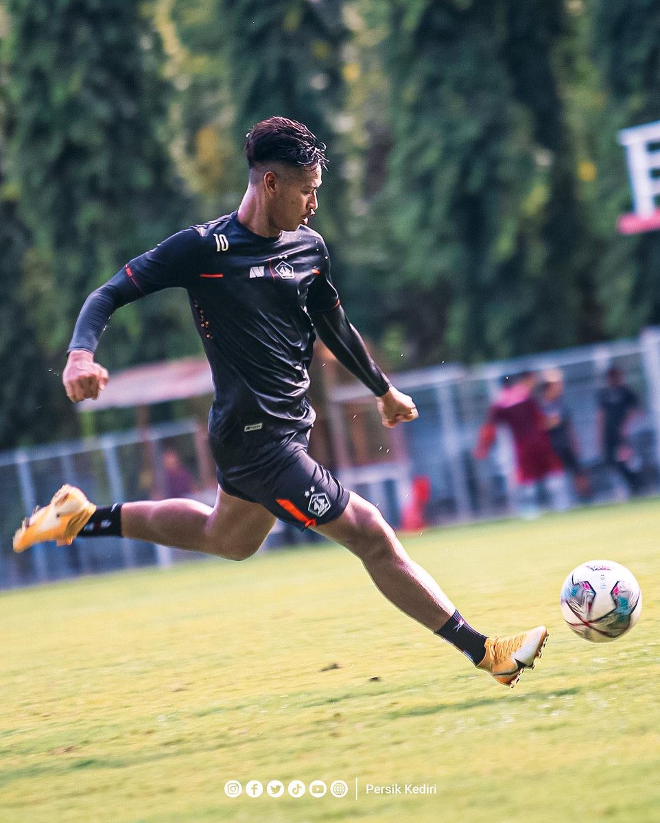 persikfckediri's tweet photo. Keringat sore di hari Senin, berlatih lebih keras untuk laga selanjutnya 💜

#Djajati
#PersikKediri https://t.co/0FZtdNCiGs