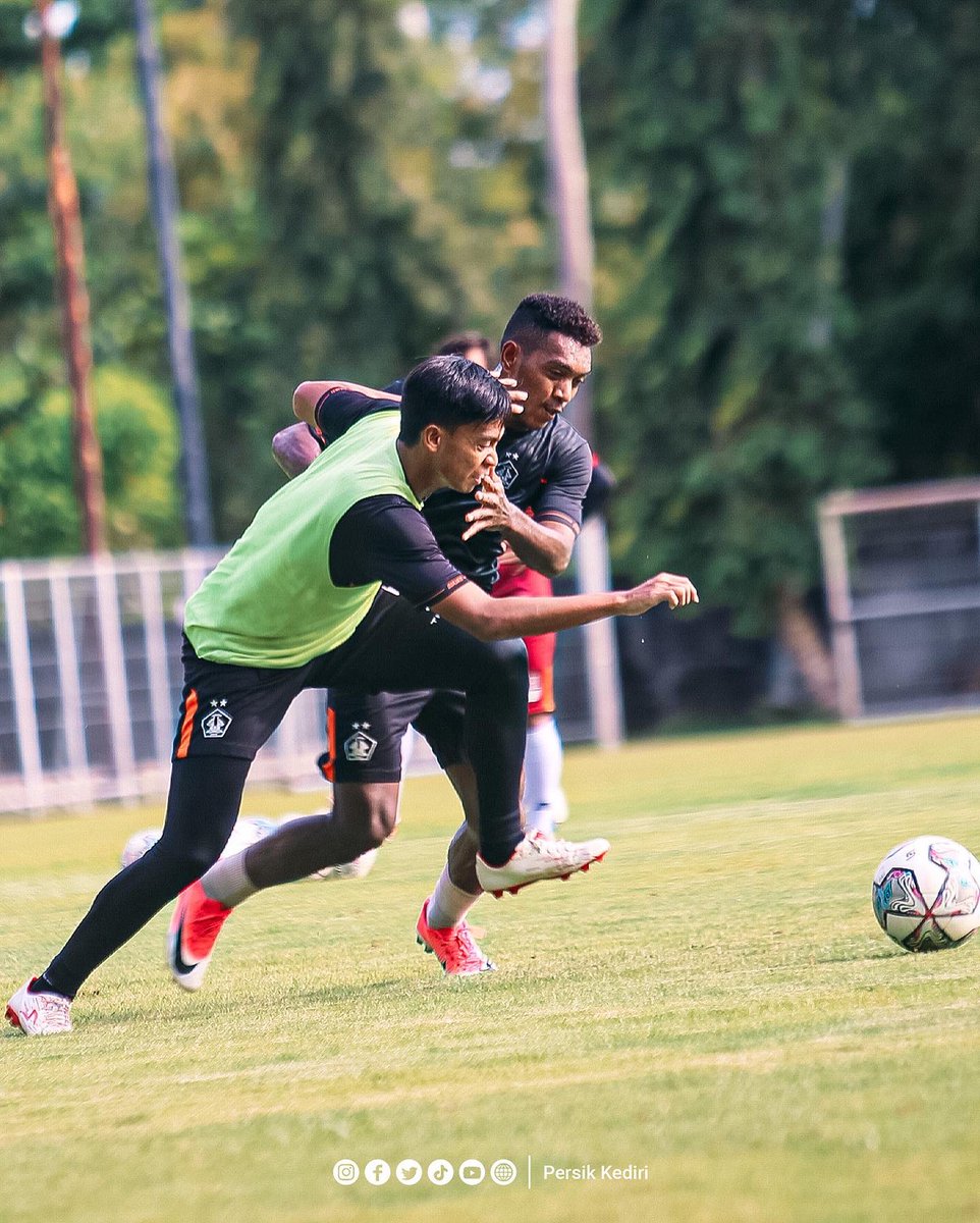 persikfckediri's tweet photo. Keringat sore di hari Senin, berlatih lebih keras untuk laga selanjutnya 💜

#Djajati
#PersikKediri https://t.co/0FZtdNCiGs
