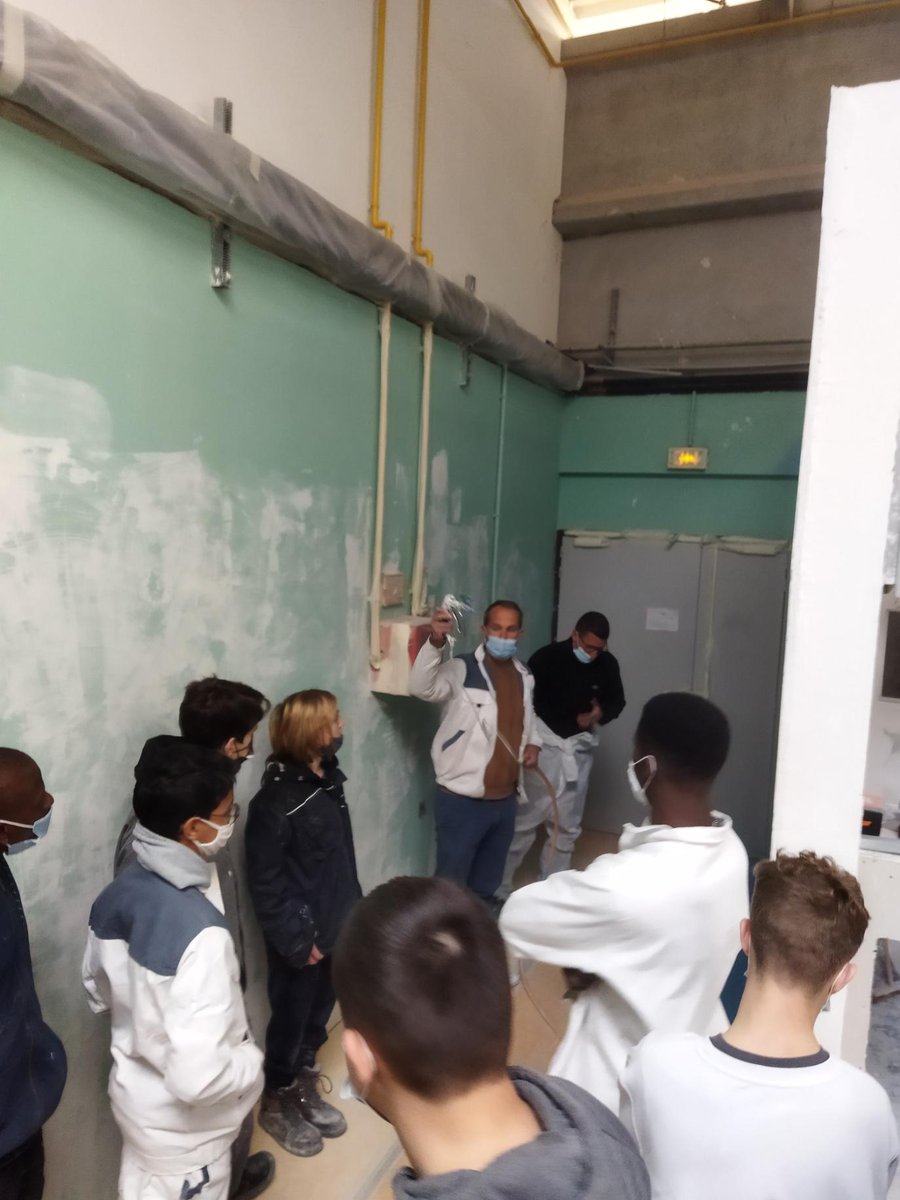 Lyceeleonpavin's tweet photo. Apprendre en lycée professionnel, c'est apprendre aussi avec des professionnels. Merci à l'entreprise @PeintureUnikalo pour le temps consacré à nos élèves, vos futurs collaborateurs. https://t.co/SoxVpHZ9os