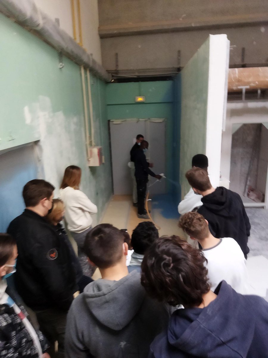 Lyceeleonpavin's tweet photo. Apprendre en lycée professionnel, c'est apprendre aussi avec des professionnels. Merci à l'entreprise @PeintureUnikalo pour le temps consacré à nos élèves, vos futurs collaborateurs. https://t.co/SoxVpHZ9os