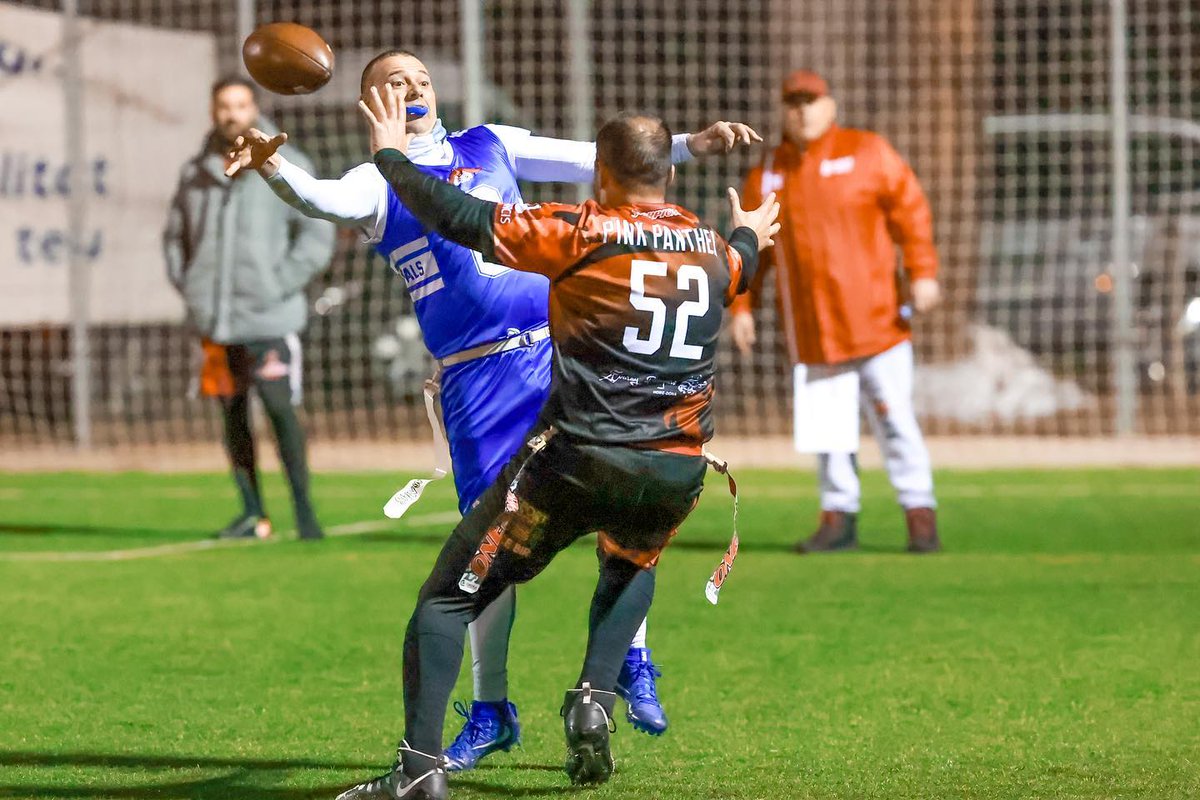 FCFAtwi's tweet photo. 🏈 #CCFFOpen: Sisè títol consecutiu per als @bcnpagesos
👇
A més, triomf de @barberarookies contra @DRACS_GIRLS a la #LCFAFemenina, #LCFAJúnior i Lligues Infantil i Benjamí de #FutbolFlag
📸 David Carballal
⬇ + Info ⬇
https://t.co/nRrKIWRswS
#FCFA @UFECcat @esportcat https://t.co/tB4l429Sbi