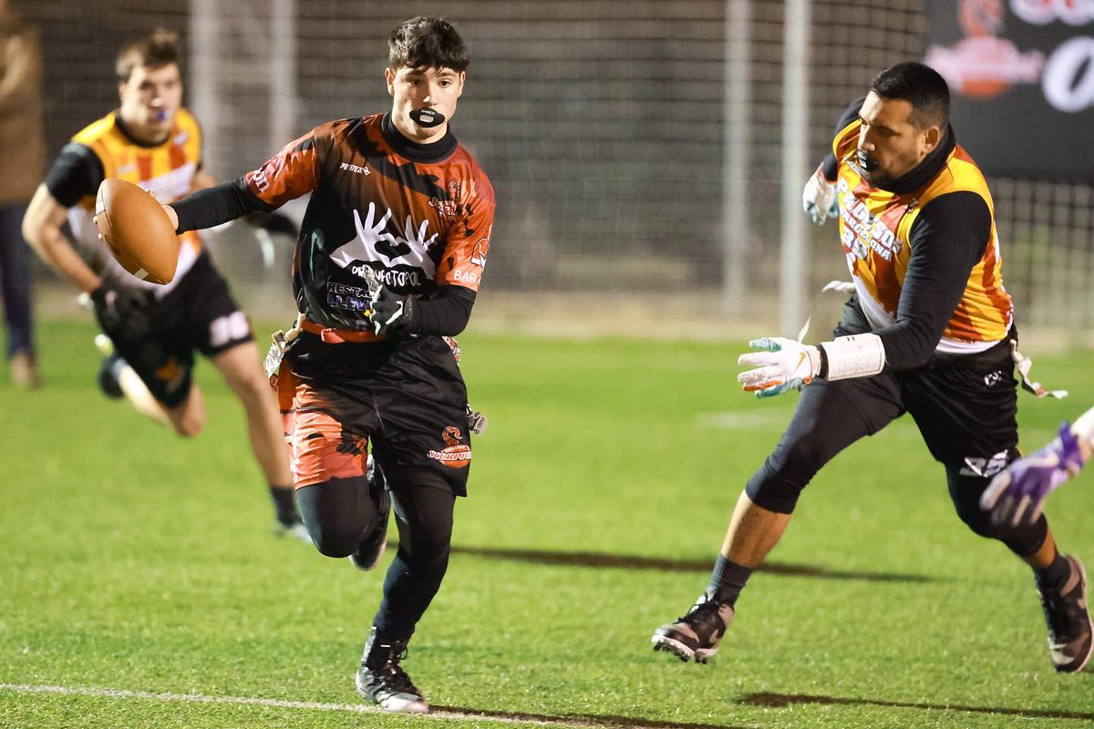FCFAtwi's tweet photo. 🏈 #CCFFOpen: Sisè títol consecutiu per als @bcnpagesos
👇
A més, triomf de @barberarookies contra @DRACS_GIRLS a la #LCFAFemenina, #LCFAJúnior i Lligues Infantil i Benjamí de #FutbolFlag
📸 David Carballal
⬇ + Info ⬇
https://t.co/nRrKIWRswS
#FCFA @UFECcat @esportcat https://t.co/tB4l429Sbi