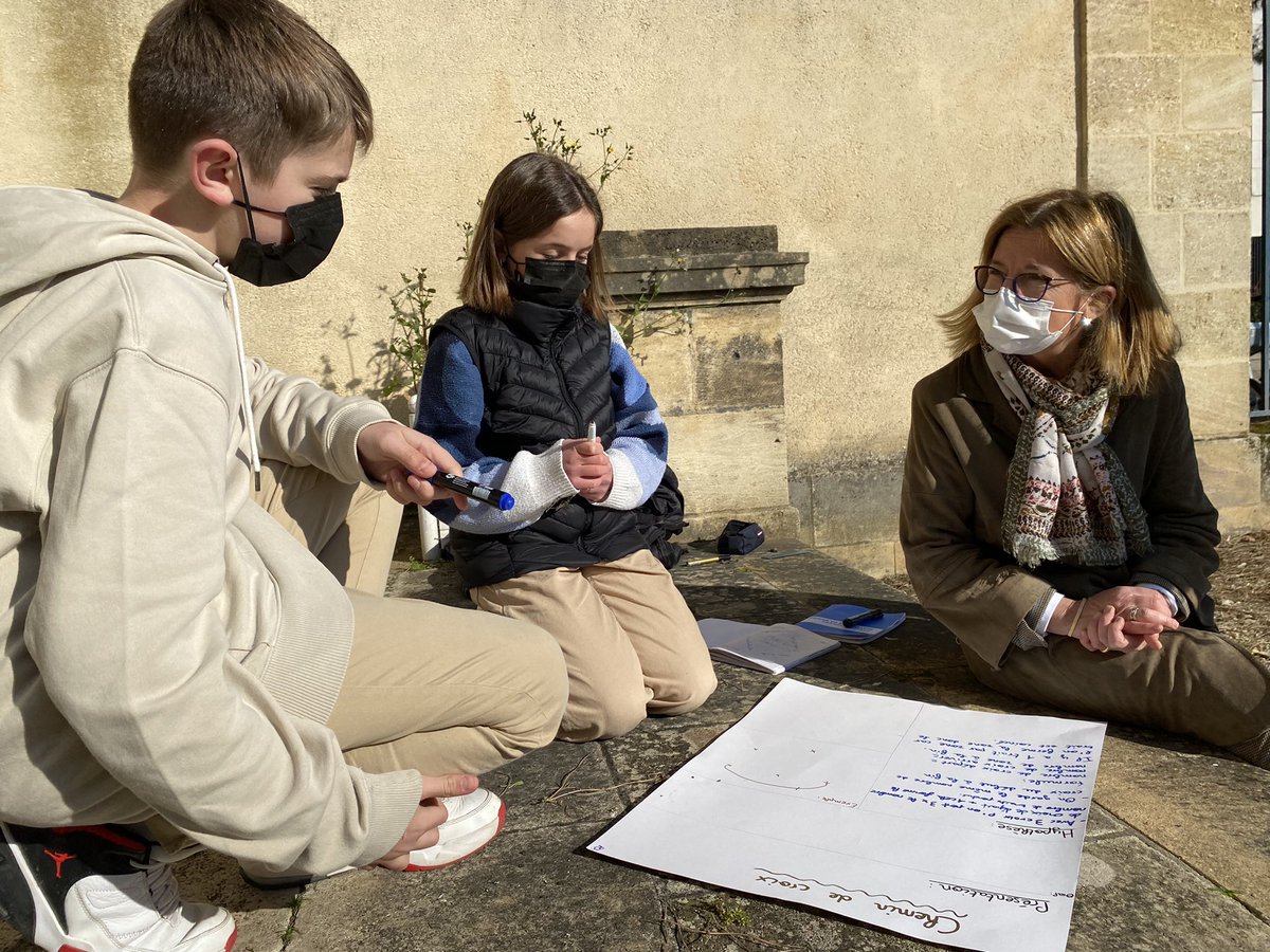 AcBordeaux's tweet photo. 🧮A l'occasion de la #SemaineDesMaths2022, la rectrice @ABisagni inaugure l'installation d'un polyèdre dans la cour du rectorat et découvre l'exposition d’affiches réalisées par les élèves de l'académie  dans le cadre du concours
Bravo pour ces belles mobilisations artistiques👏 https://t.co/QrFbq1yU6f