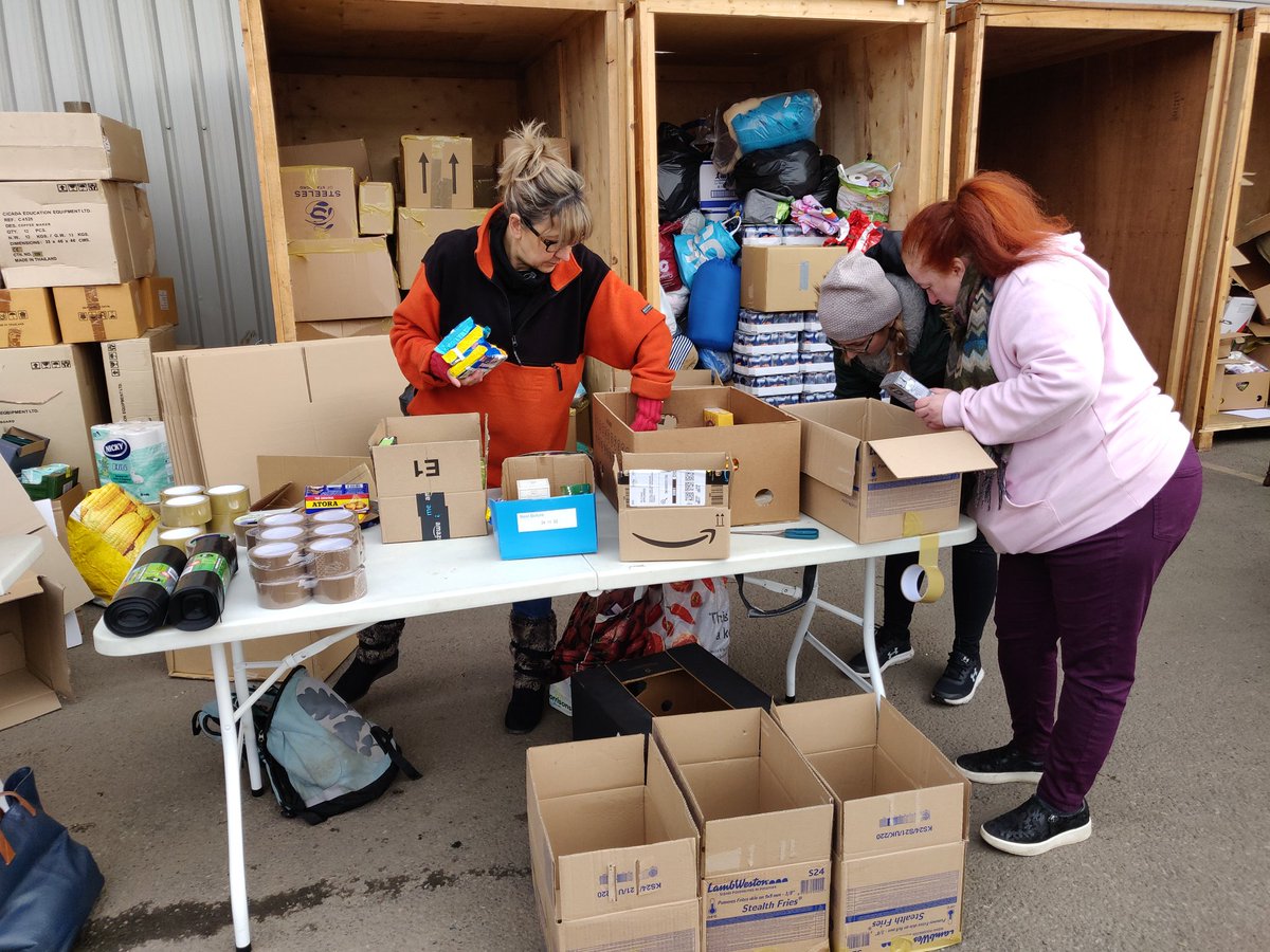 DitchMariapaola's tweet photo. Thank you to our brilliant volunteers sorting donations at #Ballards on behalf of #SupportUkraineUK. Thanks for donations of boxes and packaging tape from #ThePackagingPartnership and #Ballards #Ukraine #retford #Notts https://t.co/grpqVT4SEL