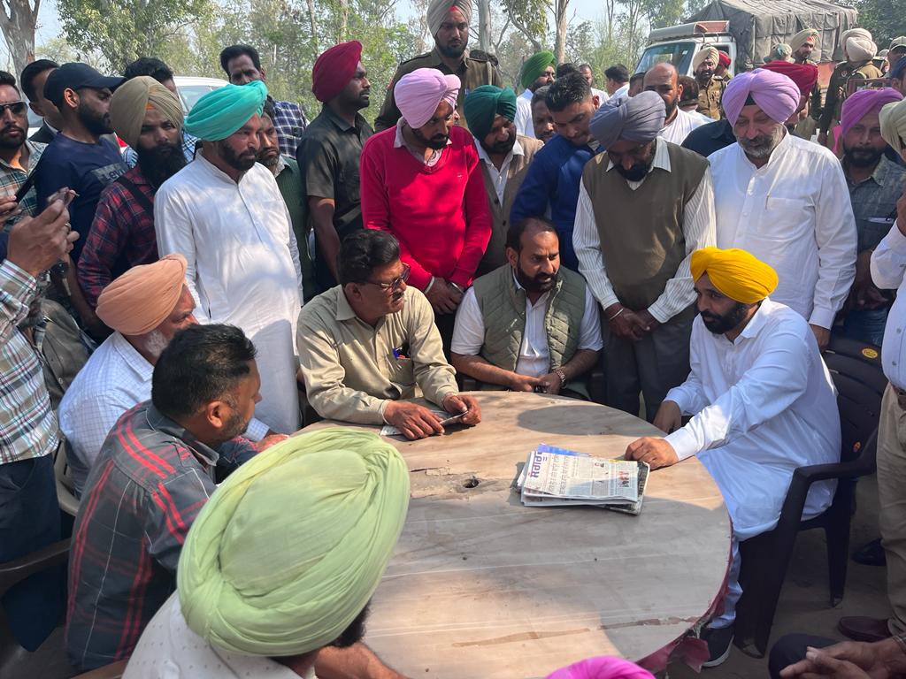 ਸੰਗਰੂਰ ਵਿਖੇ 7 ਵੱਖ-ਵੱਖ ਵਿਧਾਨ ਸਭਾਵਾਂ ਦੀਆਂ ਸੁਰੱਖਿਅਤ ਰੱਖੀਆਂ ਗਈਆਂ EVM ਮਸ਼ੀਨਾਂ ਦੇ ਸਟਰਾਂਗ ਰੂਮ ਦਾ ਦੌਰਾ ਕੀਤਾ...ਇਸ ਮੌਕੇ ਜ਼ਿਲ੍ਹੇ ਦੇ ਉੱਚ ਅਧਿਕਾਰੀਆਂ ਨਾਲ ਸੁਰੱਖਿਆ ਪ੍ਰਬੰਧਾਂ ਦਾ ਜਾਇਜ਼ਾ ਲਿਆ...