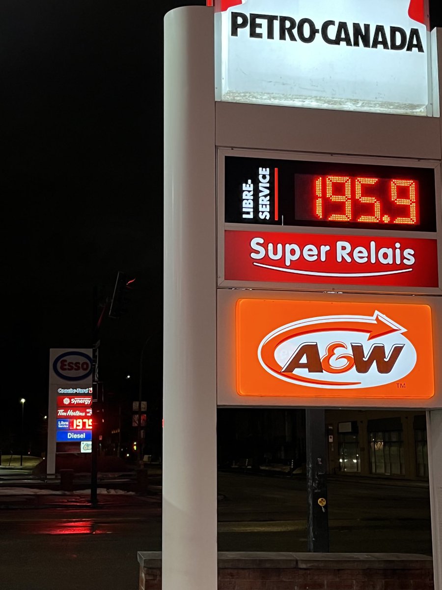 EtiennePhenix's tweet photo. ESSENCE: Ça grimpe encore à #Montréal 🛢 https://t.co/2NWZnsoaiP