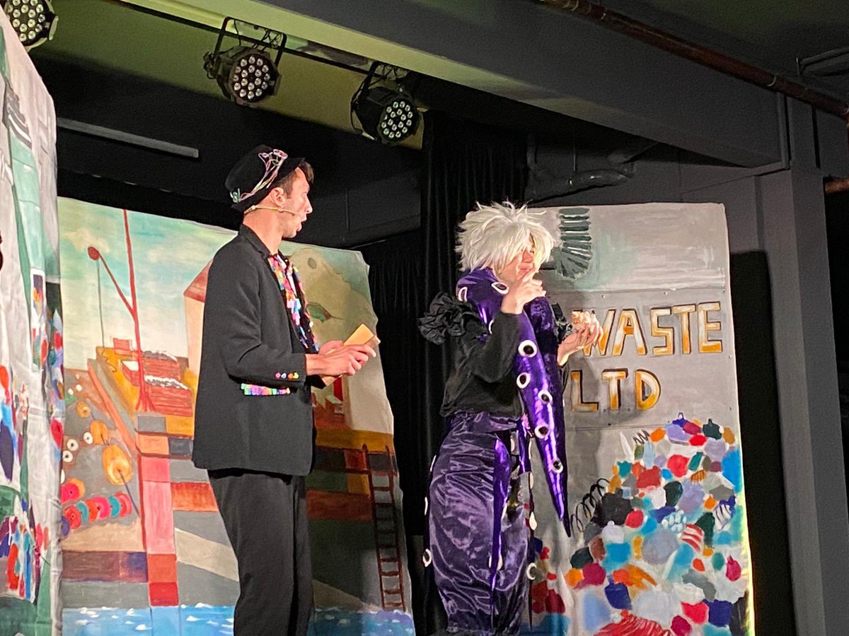 escolapiamataro's tweet photo. #Primària 🎭 La companyia #jumpingducks han vingut a l’escola a representar l’obra de “Plastic Mermaid”. Ens ha encantat! #som3r #som4t #English https://t.co/mvfOb8NgEa