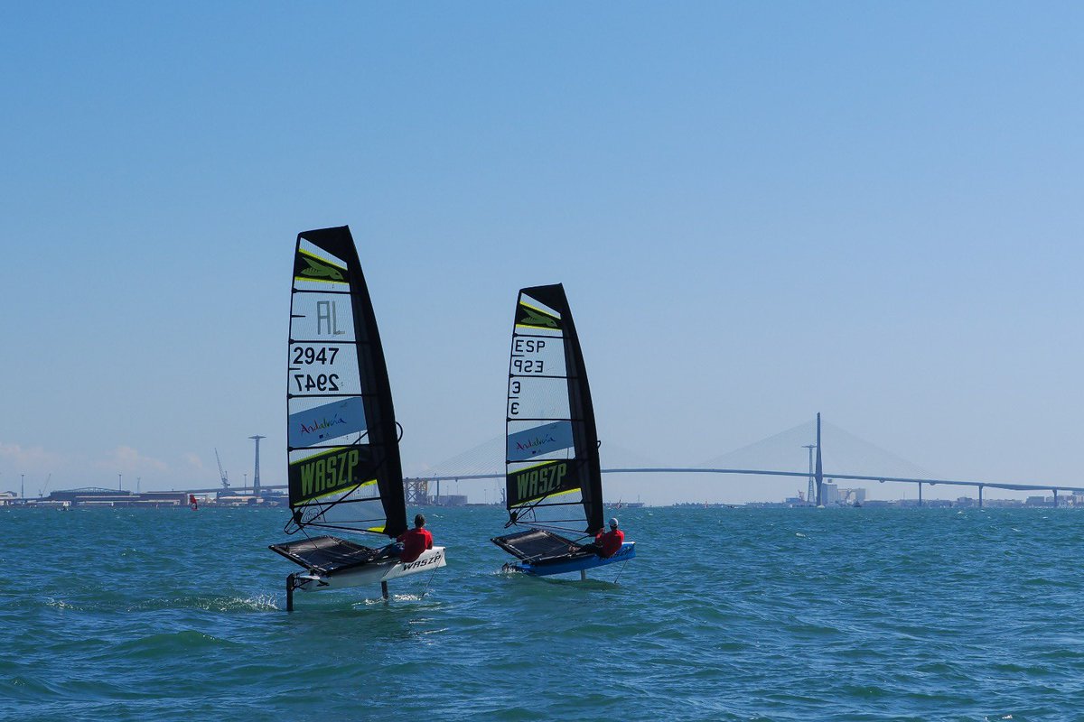 SailGPESP's tweet photo. #FoilingBase training camp has been a success! 🔥
🙌 Amazing weekend en aguas andaluzas donde jóvenes sailors de lo han dado todo en los @waszp_esp 🌊
@JordiXammar estuvo allí virtualmente charlando con las futuras generaciones 💪
#SGPInspire #RaceForTheFuture @SailGP https://t.co/vpnsfVPty0