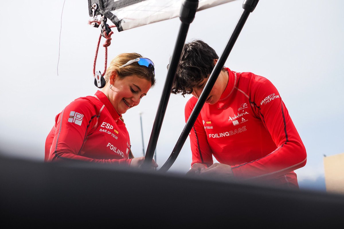 SailGPESP's tweet photo. #FoilingBase training camp has been a success! 🔥
🙌 Amazing weekend en aguas andaluzas donde jóvenes sailors de lo han dado todo en los @waszp_esp 🌊
@JordiXammar estuvo allí virtualmente charlando con las futuras generaciones 💪
#SGPInspire #RaceForTheFuture @SailGP https://t.co/vpnsfVPty0