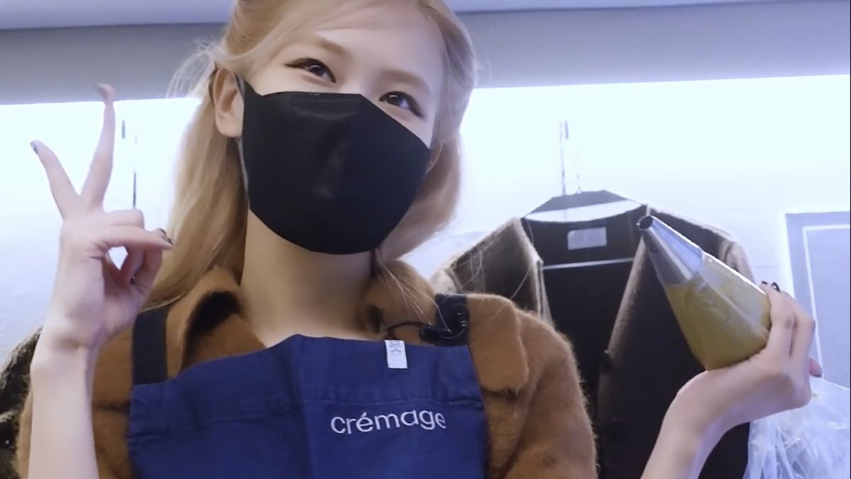 _youimma's tweet photo. 진짜 웃기네 다람쥐같이 생겨서 다람쥐 같이 베이킹을 하고 있어 #roséfirstvlog https://t.co/JR68b3bPR2